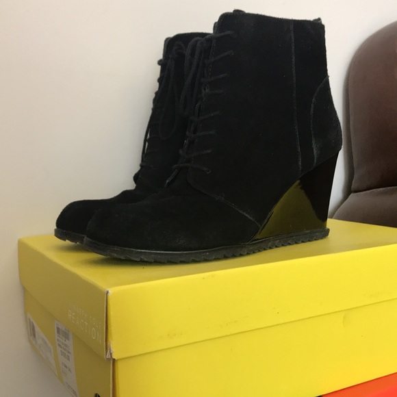 Kenneth Cole Black Bootie Suede Size 8.5 - Picture 2 of 6